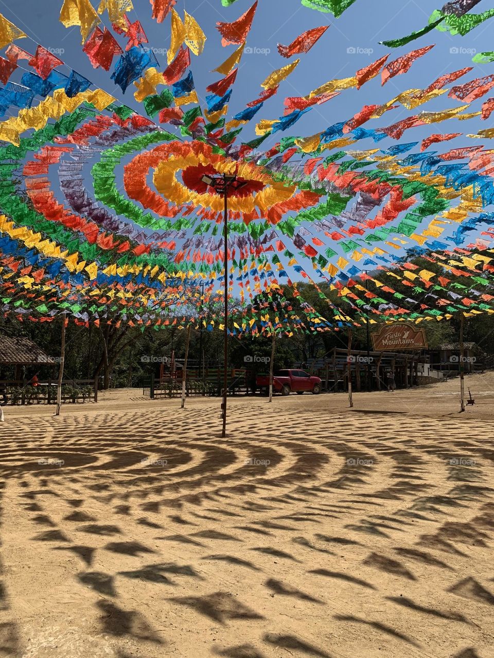 Decoración de papel picado en el rancho