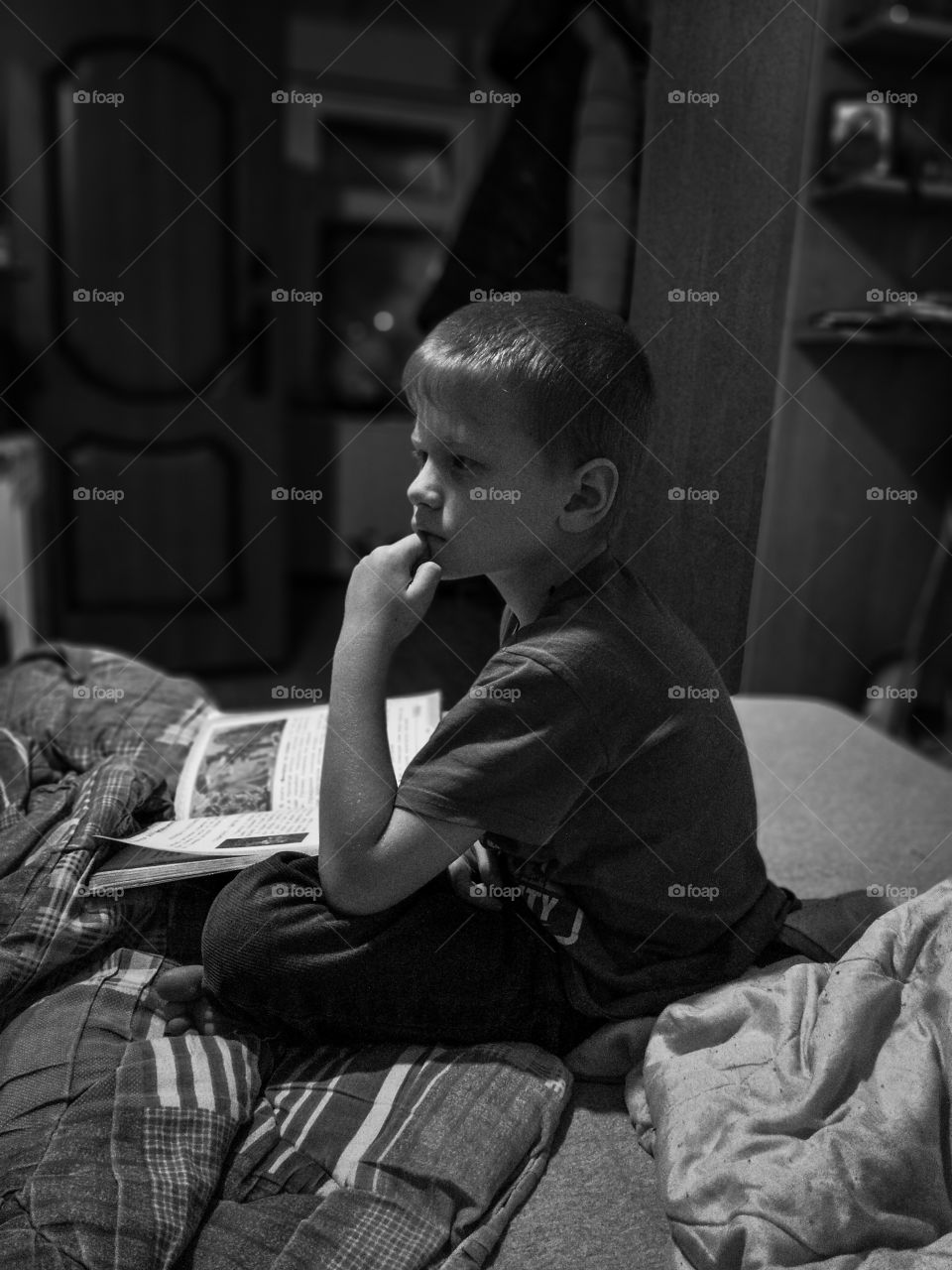 задумался, книга, кровать, сидит, школьник.
