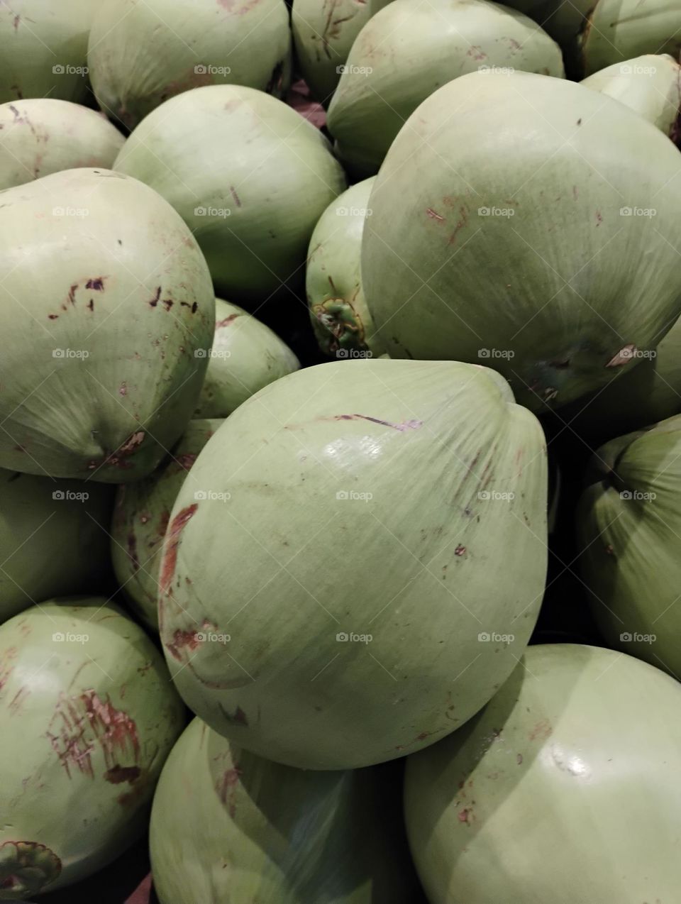 O coco verde é uma fruta tropical, que possui diversos benefícios para a saúde, como ajudar a hidratar o corpo, melhorar a saúde cardiovascular e fortalecer o sistema imunológico