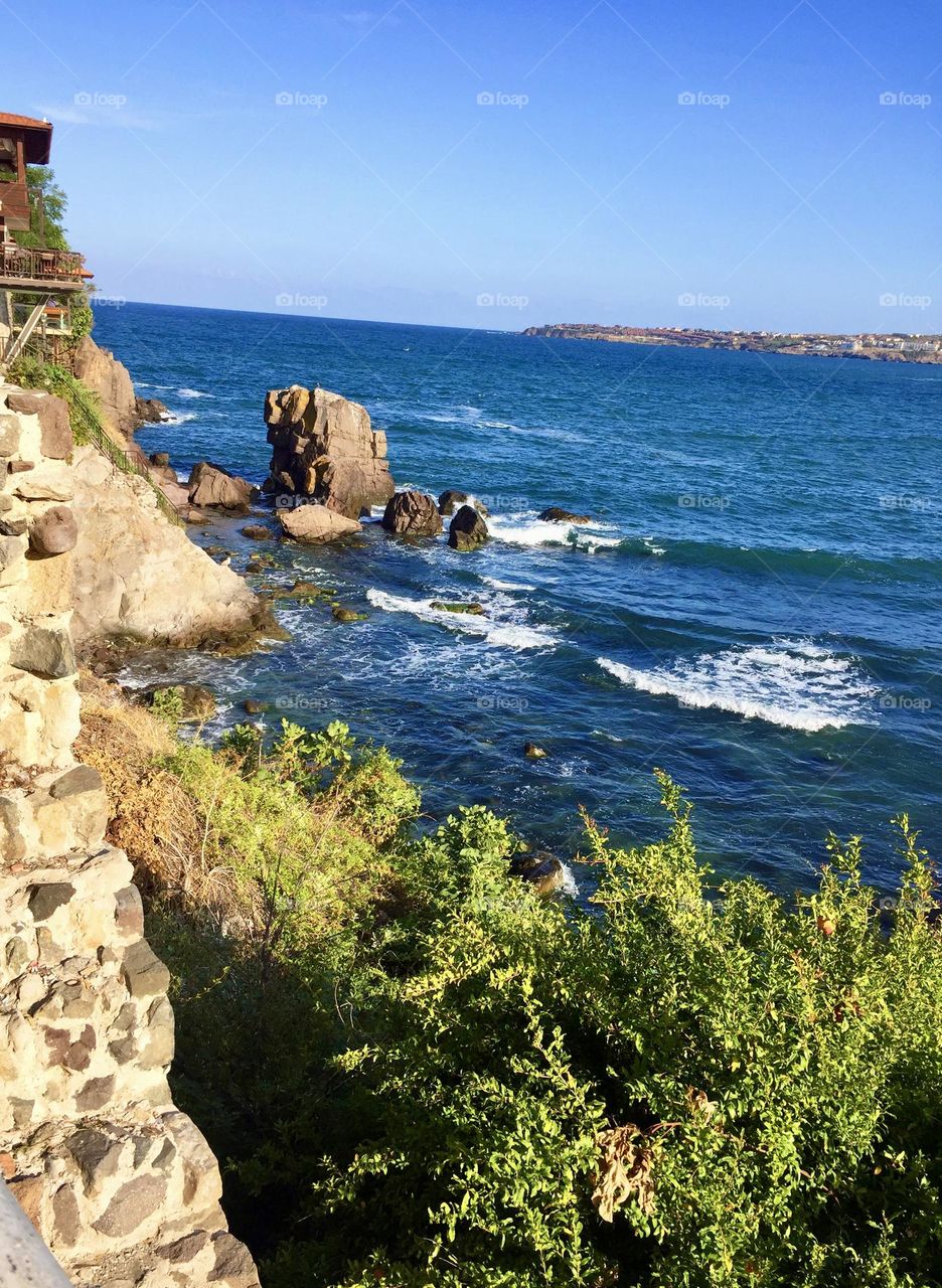 За тем, как волны разбиваются о камни, можно смотреть бесконечно 