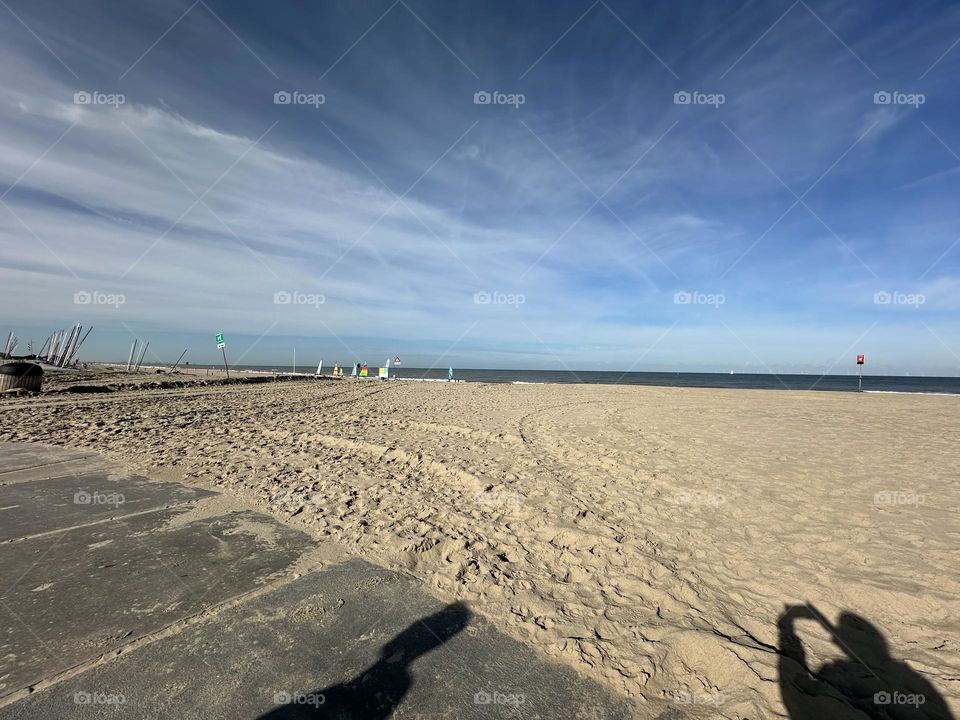 Am Strand spazieren gehen