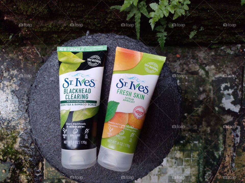 ST Ives skin Scrub