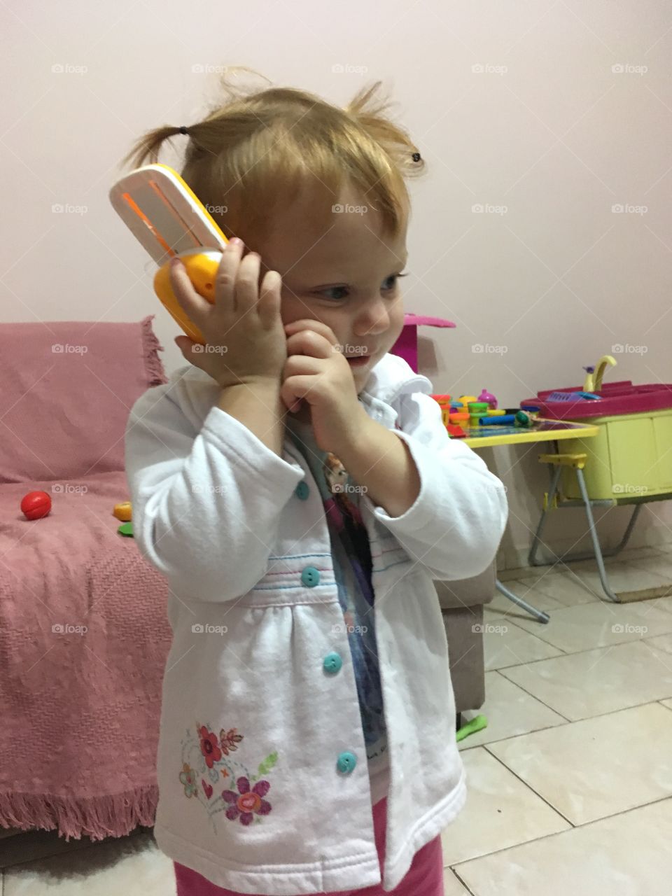 That day, my daughter complained: "Daddy, this cell phone is strange, it looks like a child's toy!"  But of course it was ... / Minha filha reclamou: “Papai, esse telefone celular é estranho, parece brinquedo de criança!”. Mas claro que era...