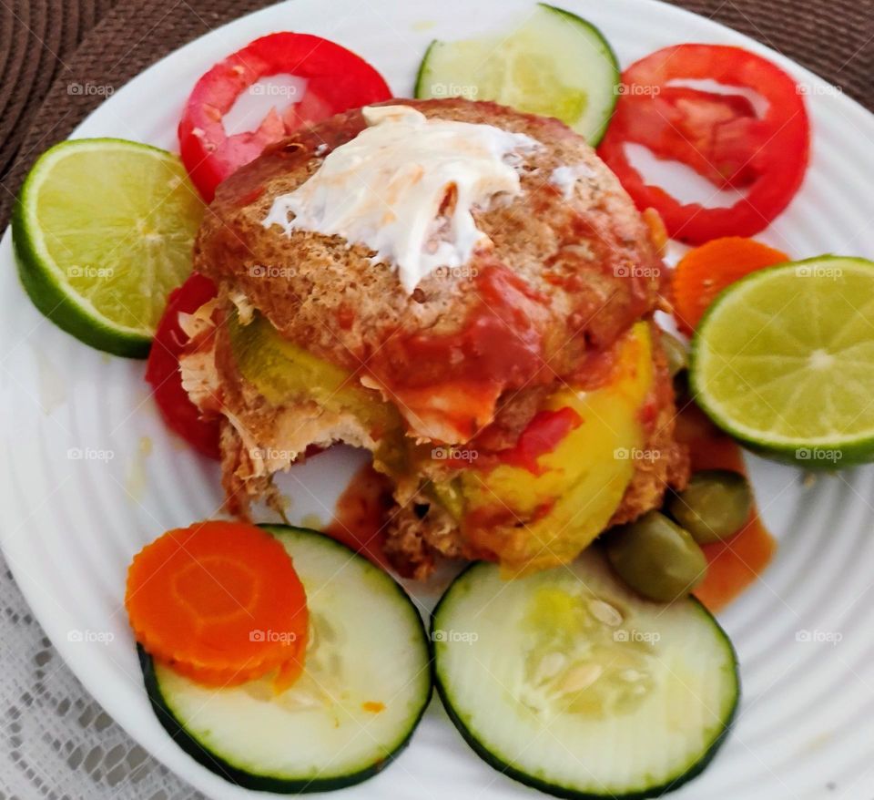 Lanche rápido, saudável e saboroso. Lanche com pão integral e peito de frango, pode ser  uma opção saudável e nutritiva, pois combina com fibras e vitaminas