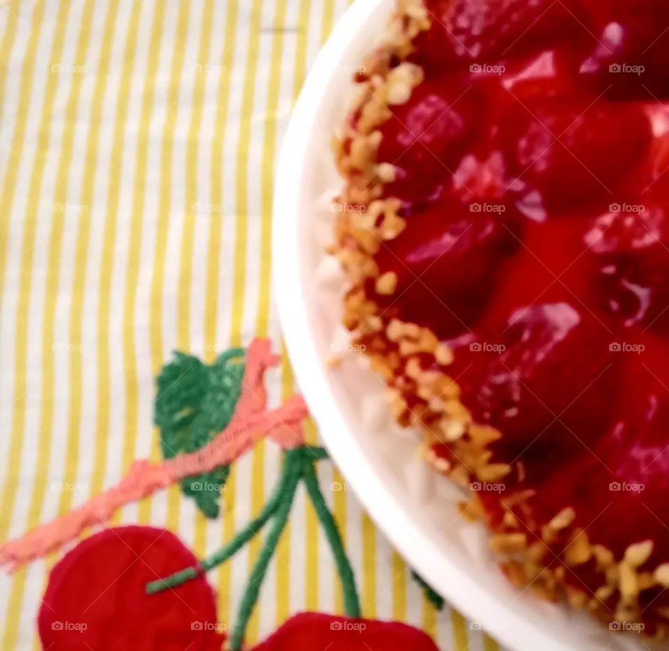 Torta de Morango, doce, deliciosa, vermelha, brilhante com muito creme, morango e castanhas