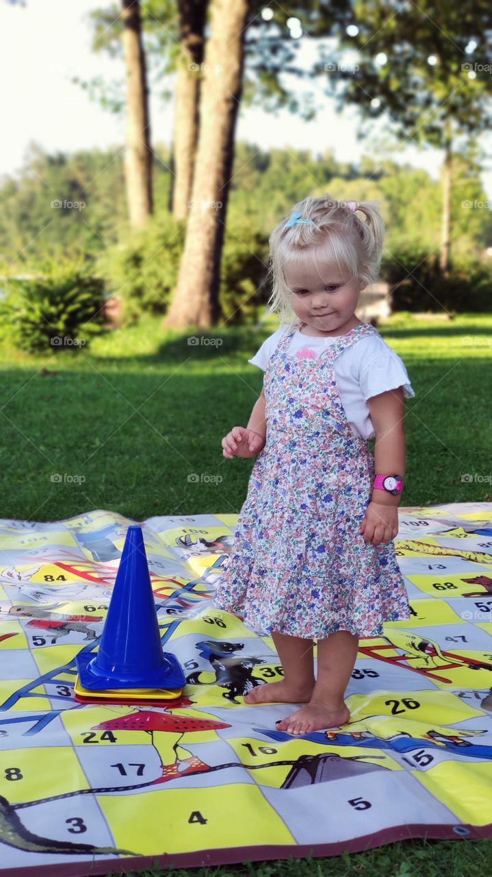 big game and little Girl thinking