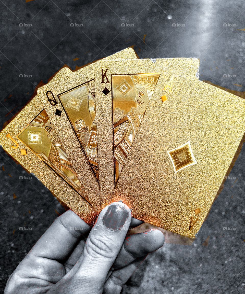 These are 24k coated playing cards and while at my friwnd's I got the idea to snap a pic of a "decent" poker hand!