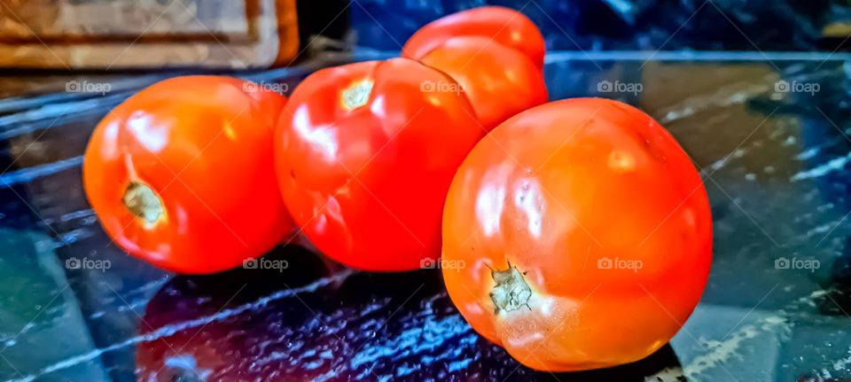 Photo with reflection. Red tomatoes on granite countertop.
Foto com reflexo.Tomates vermelhos sobre bancada de granito.
