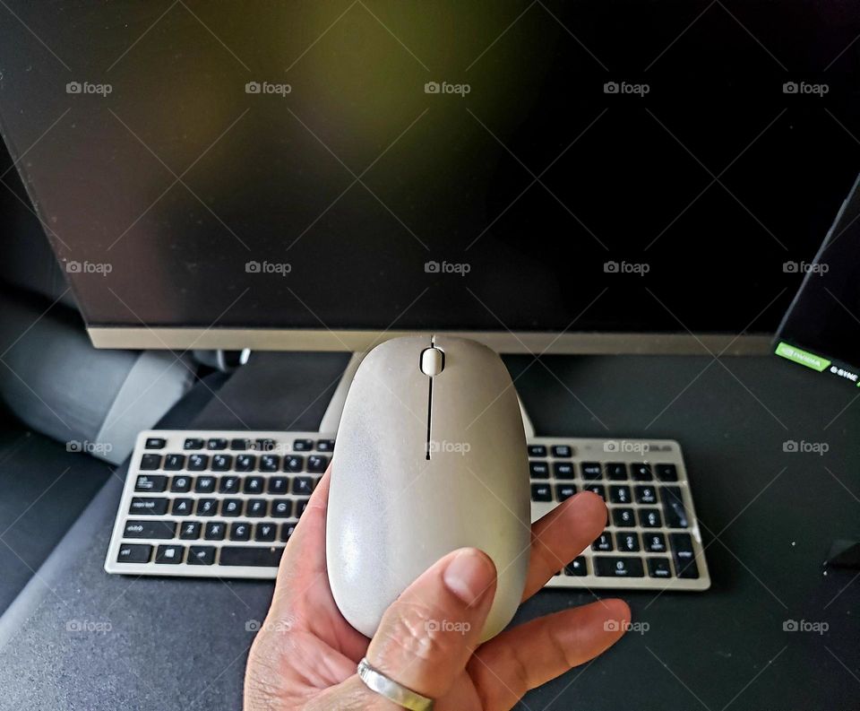 Mouse y teclado de computadora ideal para jugar video juegos, imprescindible, color gris intenso.