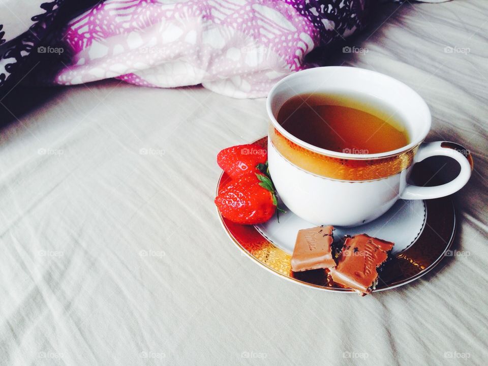 Five o'clock . Tea with strawberry and milk chocolate 