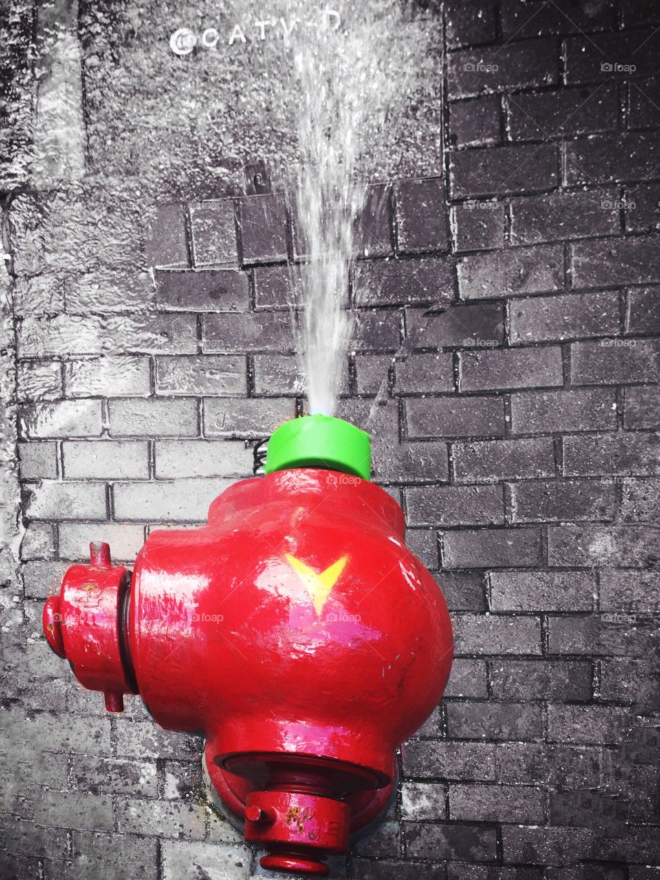 Splashing water hydrant