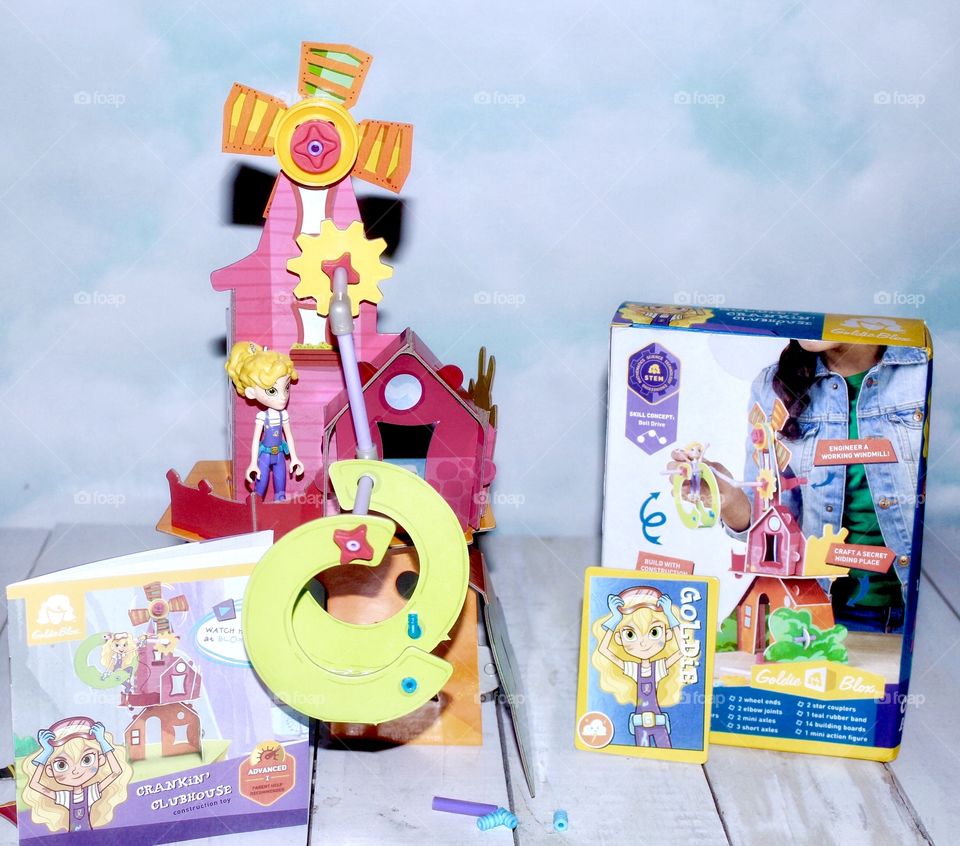 Goldie Blox Builds A Playhouse