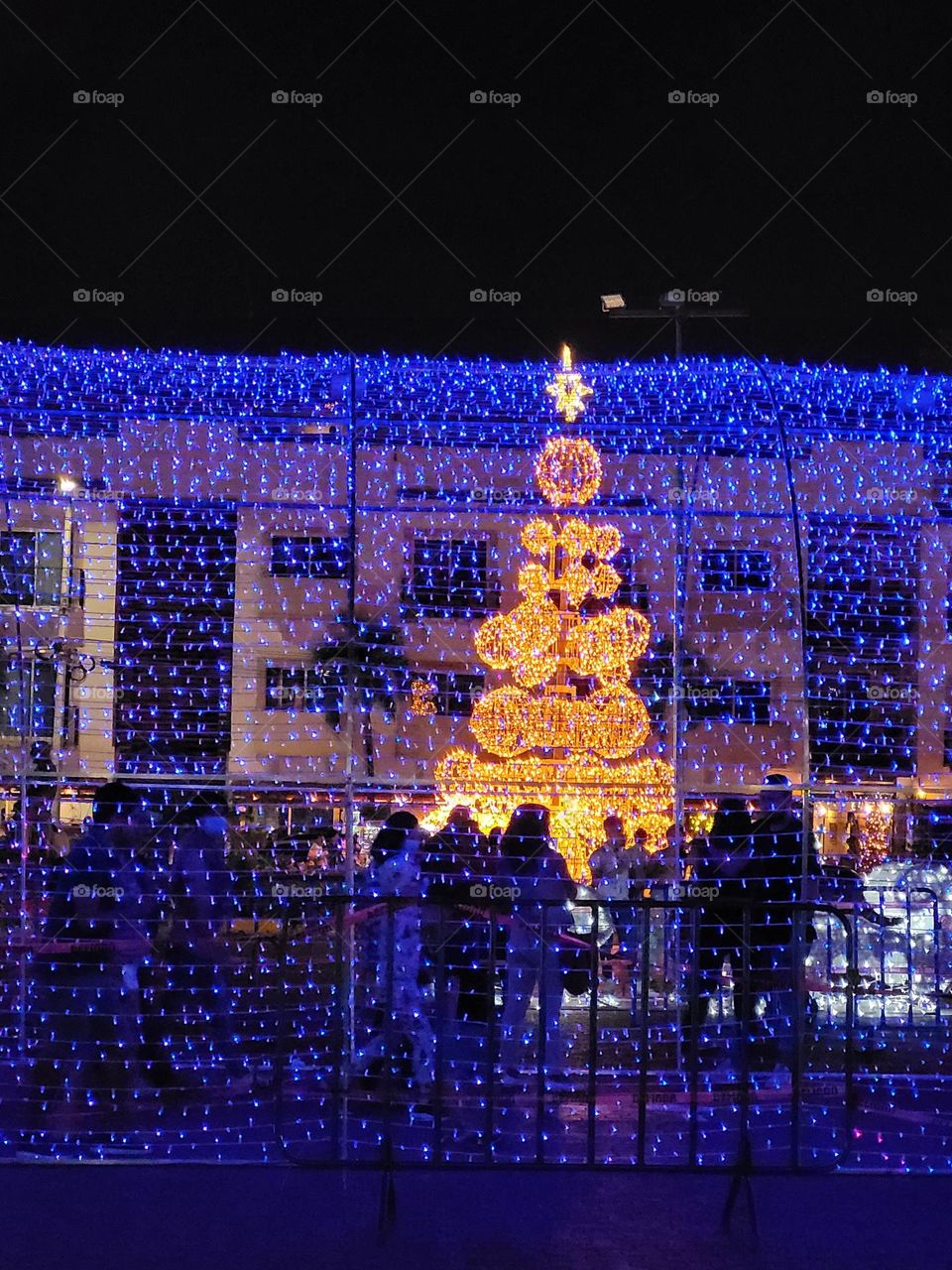 luces en la noche de ciudad