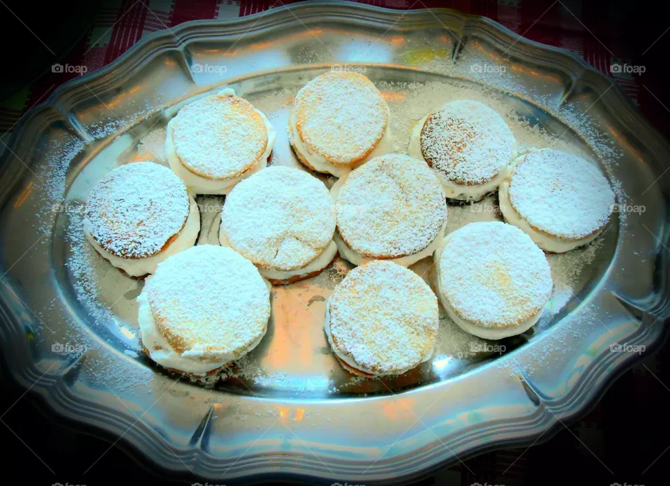 A steel tray of "deliziose" Neapolitan pastries