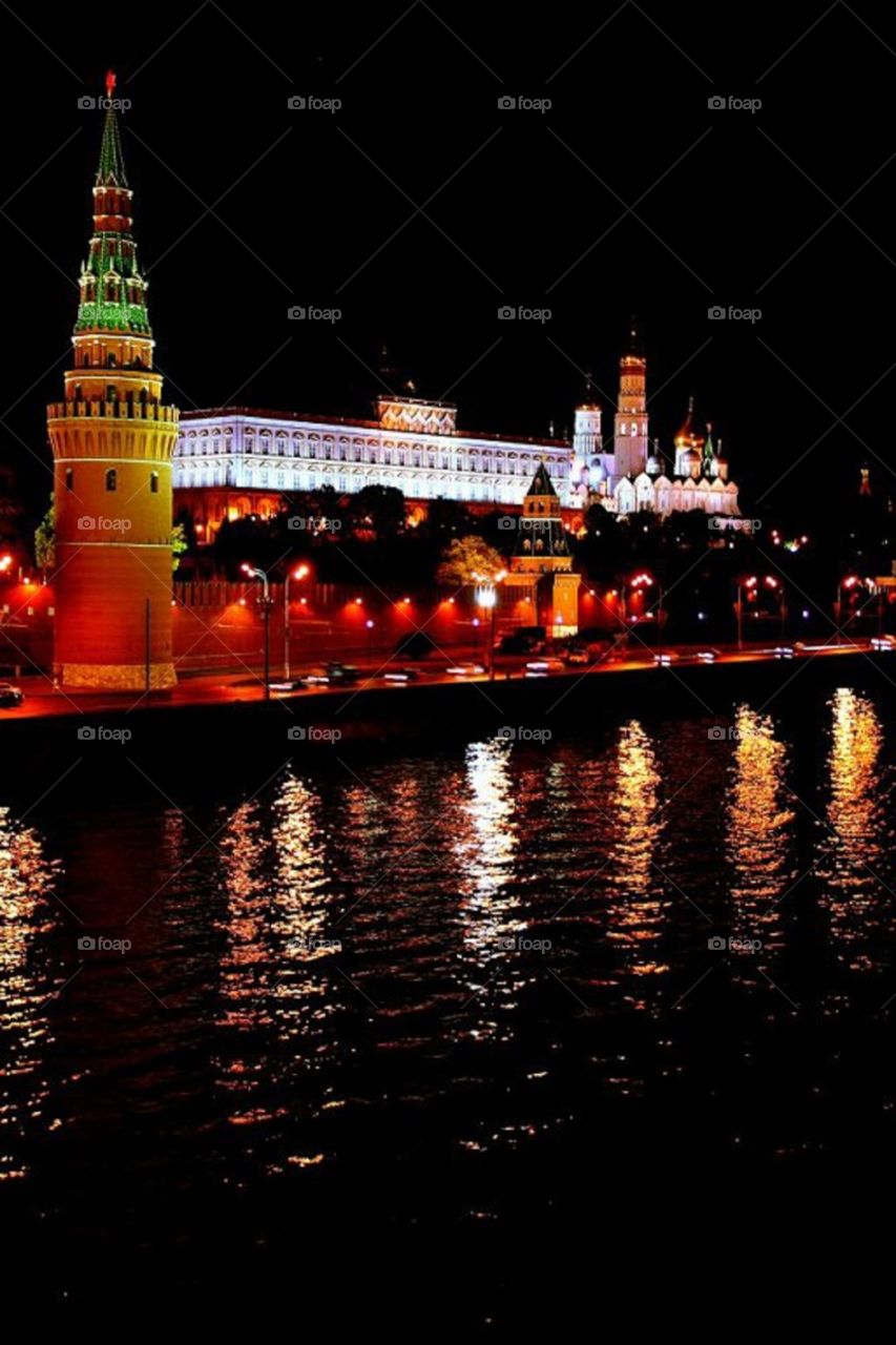 вид на Кремль и Москву реку ночью