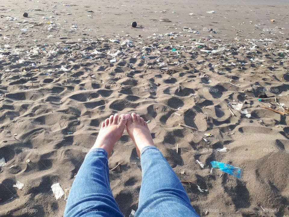 Relaxing on the beach by stretching out your bare feet is very enjoyable in the morning