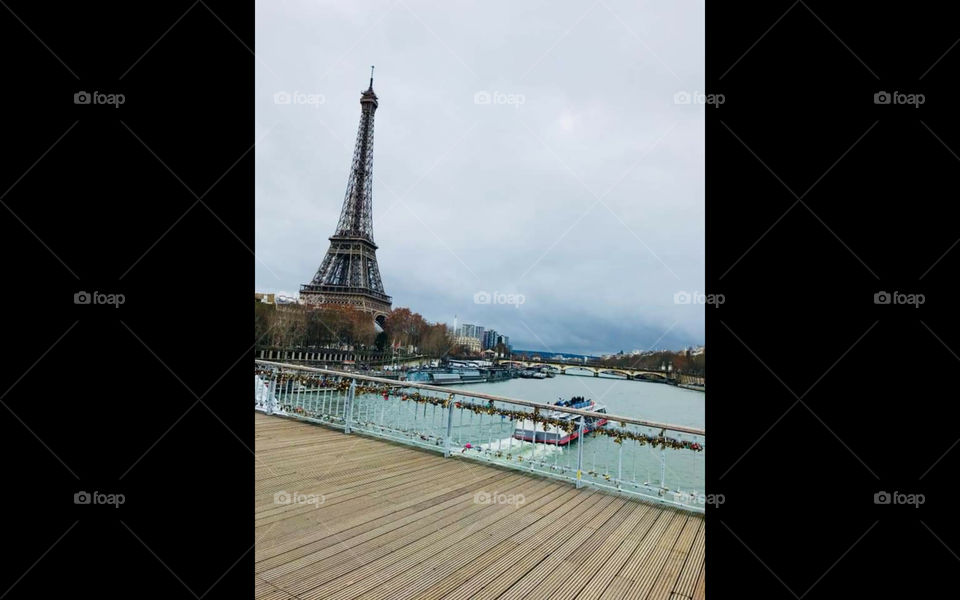 Paris, Torre Eiffel creada por Gustavo Eiffel en la exposición Universal en 1889 para conmemorar el centenario de la revolución. Se  consideraba una de los monumentos más grandes del mundo.