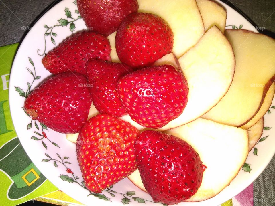 Fruit . bowl of cut fruit 