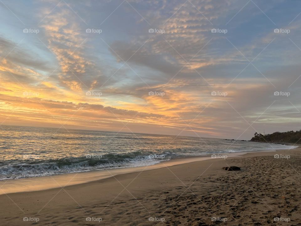 Bonito atardecer en la playa 