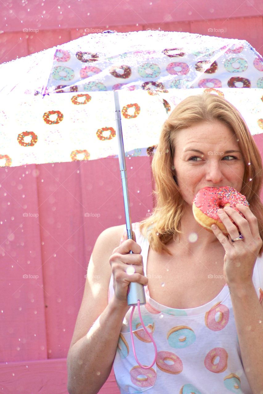 When life gives me rainy days, I eat sweet pink donuts with lots of sprinkles under my favorite Totes umbrella ☔️