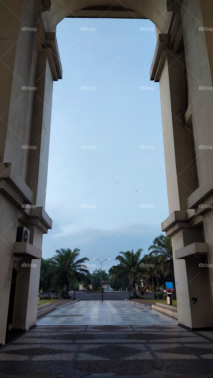 gerbang besar simpang lima gumul Kediri