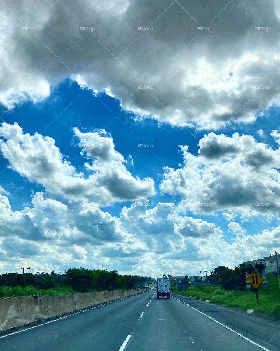 Na Rodovia Vice-Prefeito Hermenegildo Tonoli, sentido Jundiaí - Itupeva, a estrada está livre!

Mais ou menos, né… e essas nuvens mais escuras?

De qualquer forma: o trecho é bom!
