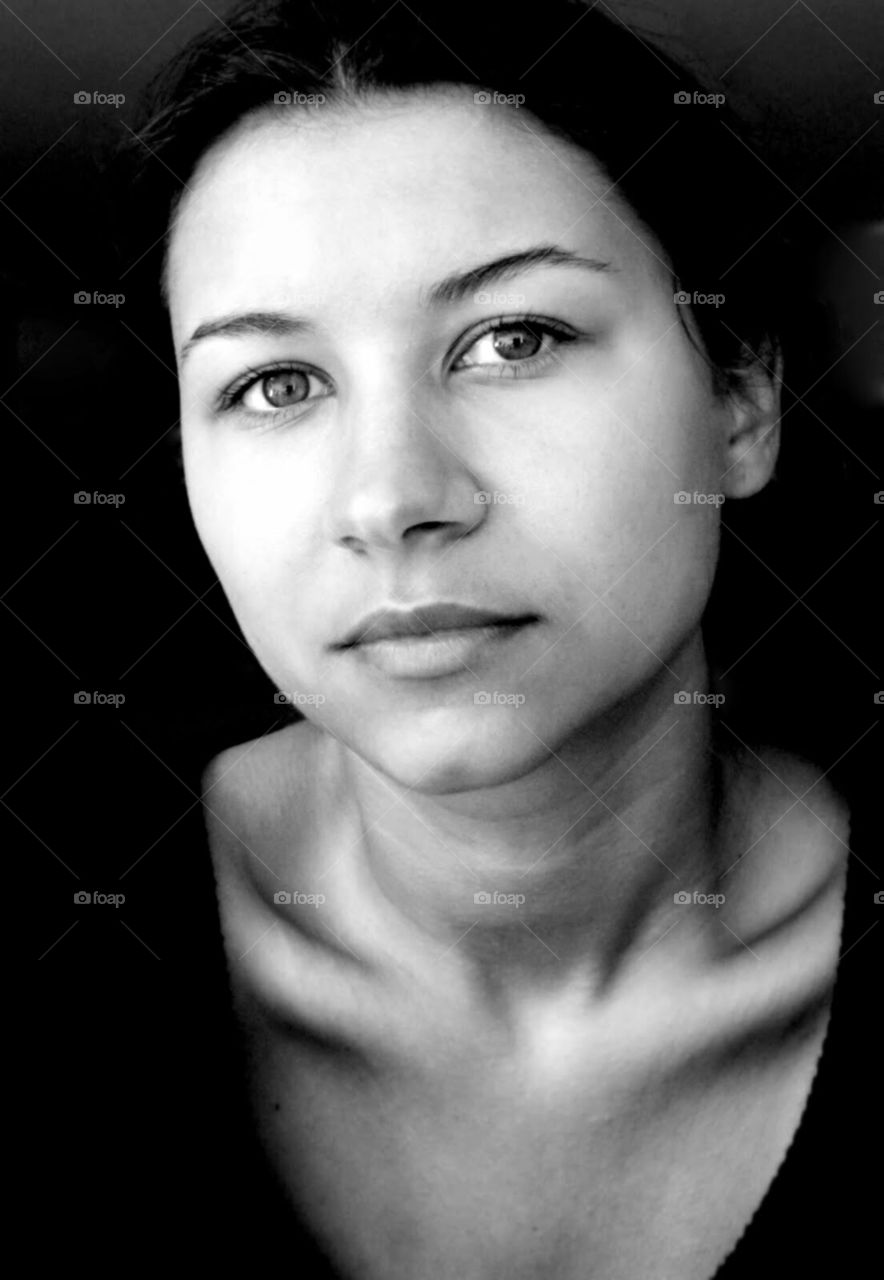“If you only knew”. Black and white portrait of brunette. 