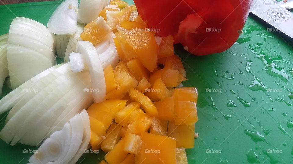 onion with yellow and red pepper