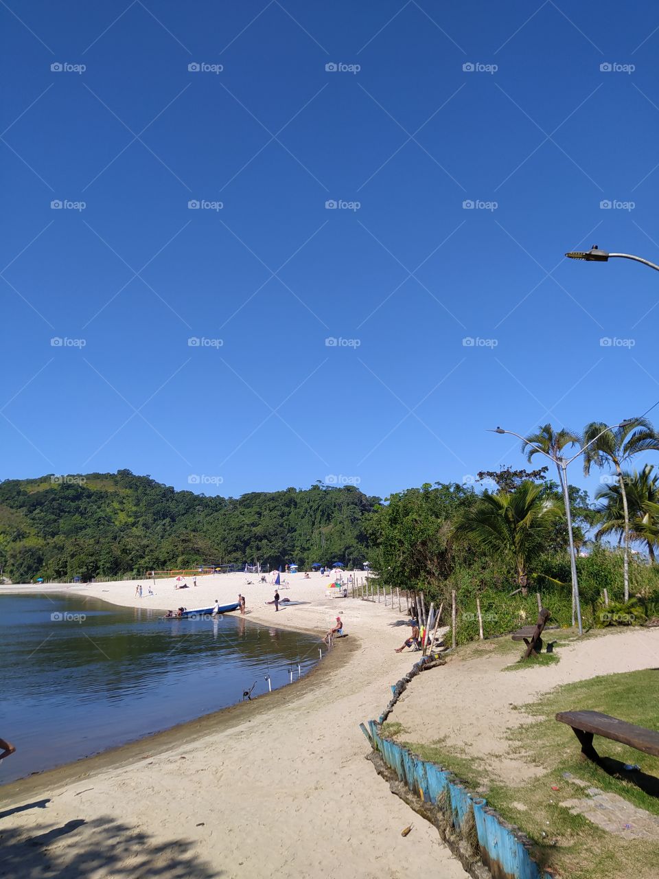 Visita a praia de barra do una em um dia ensolarado e bonito, Rio ao lado do mar com árvores e água Cristalina.