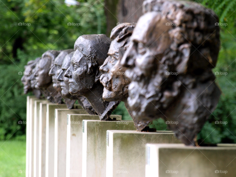 park sculpture monument heads by chester29