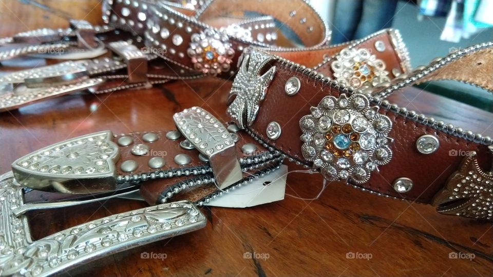 Cintos femininos de couro com pedrarias.