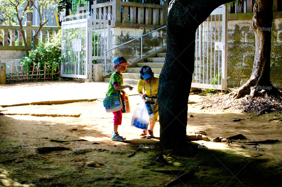 the children play tree by hugo