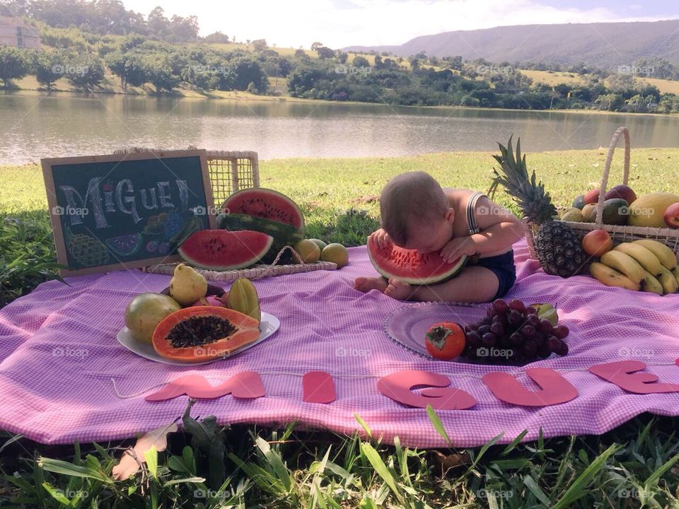 ‪Fim do dia e o meu #sobrinho Miguel continua comendo no #piquenique!‬
‪Ele DEVORA a #melancia. Quem será que ele puxou?‬
‪🍉 ‬
‪#saúde #Paz #relax #tranquilidade ‬