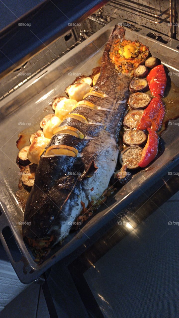 Рыба сом, запечённая в духовке начиненная овощами и овощным гарниром.