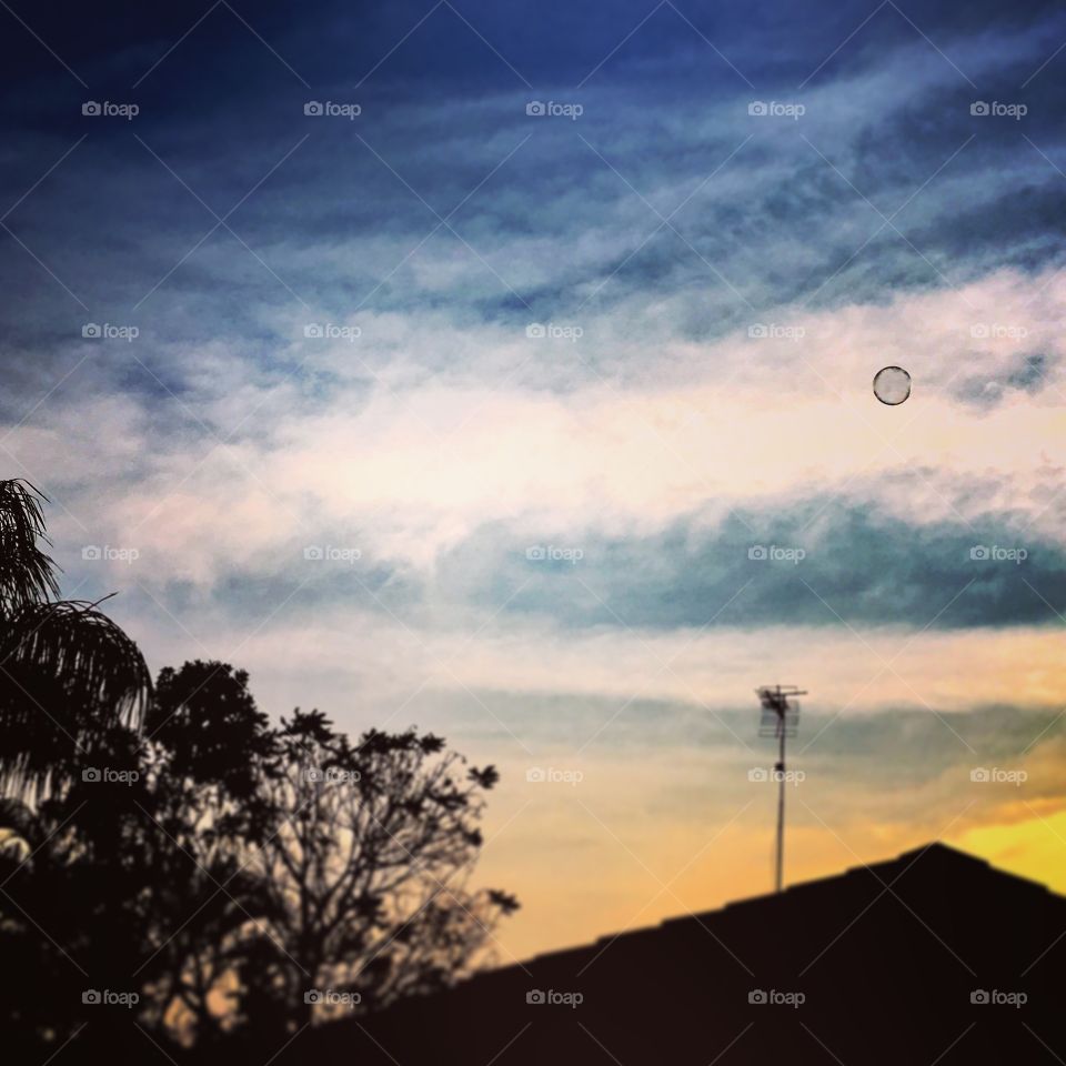 Um #entardecer bem divertido com a filhota: olha a hiper #BolinhaDeSabão que fizemos e conseguimos fotografá-la ao longe, antes da se estourar (está sobre a casa)!
👨👩👧👧
#PaiDeMenina #Diversão #PorDoSol #Natureza #Fotografia #Alegria #Paisagem