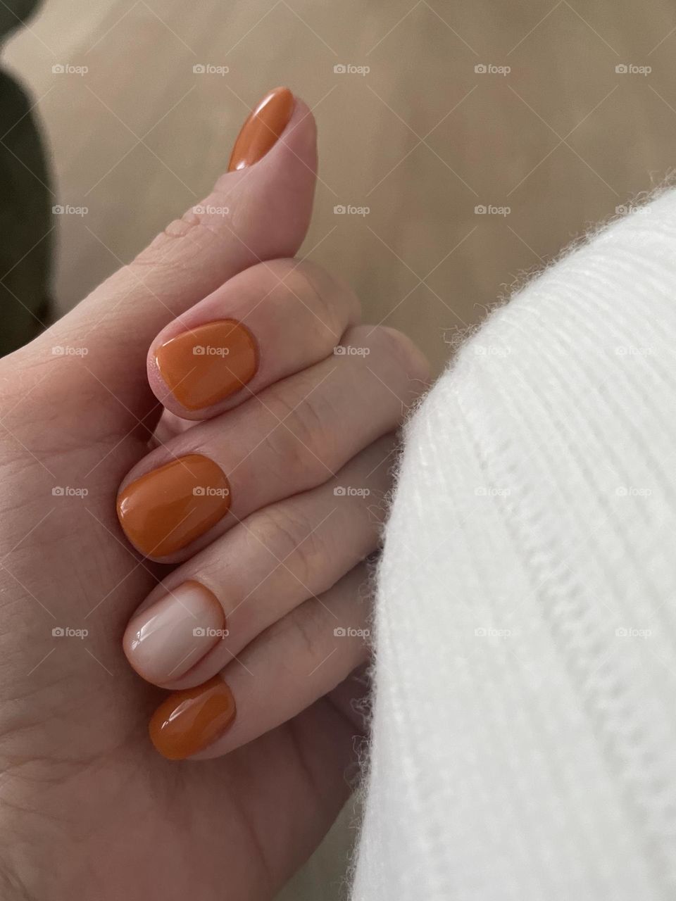 Orange manicure 