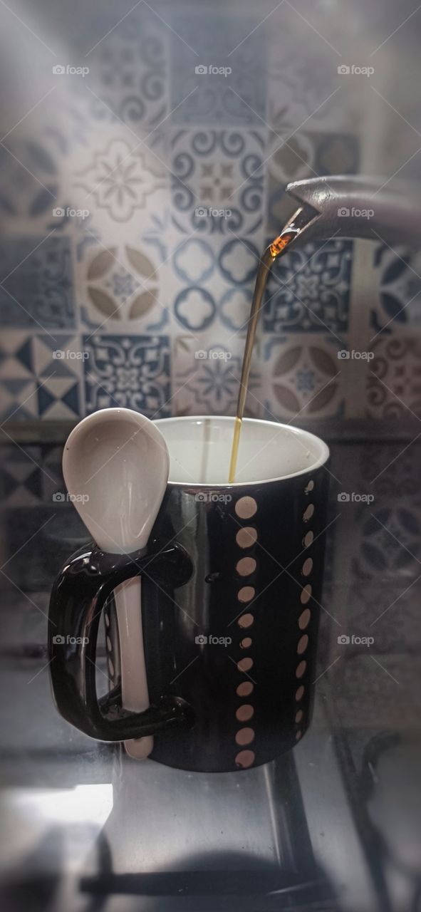 Black coffee from the teapot in the mug