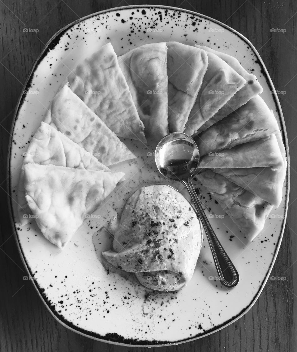 B&W Hummus and Pita