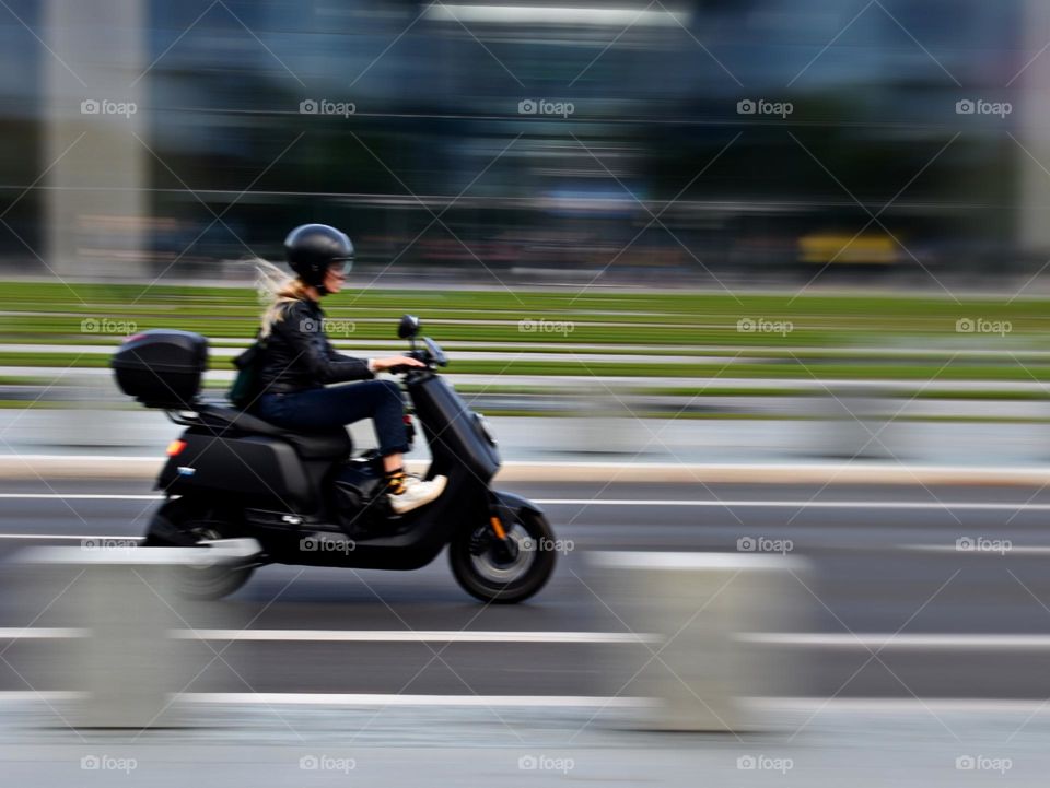 Freeze the movements in the picture.