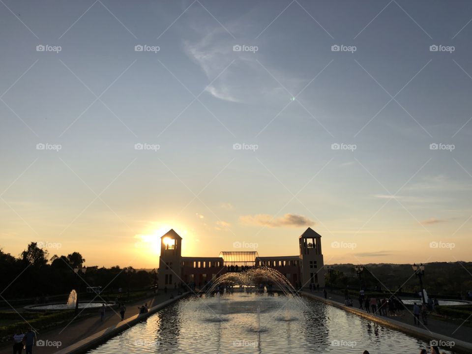 Sunset in a public park and the sun in the horizon through the window