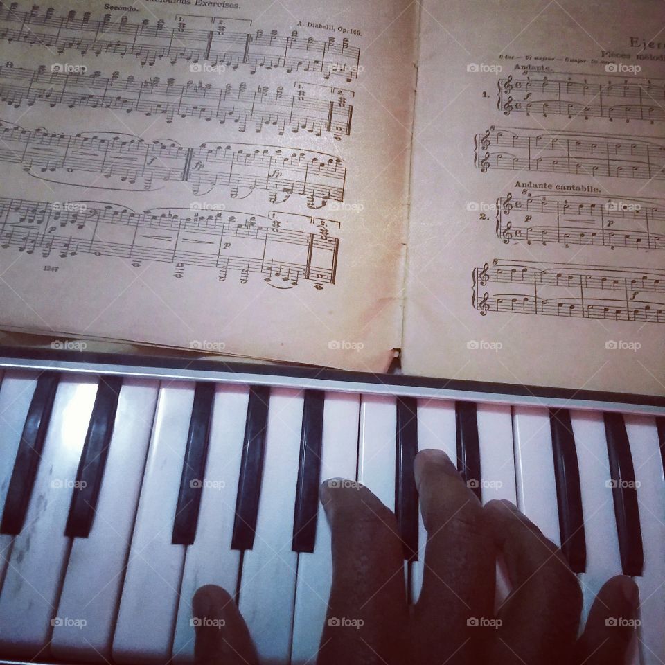 Partitura para piano, e uma scaletta para estudo.