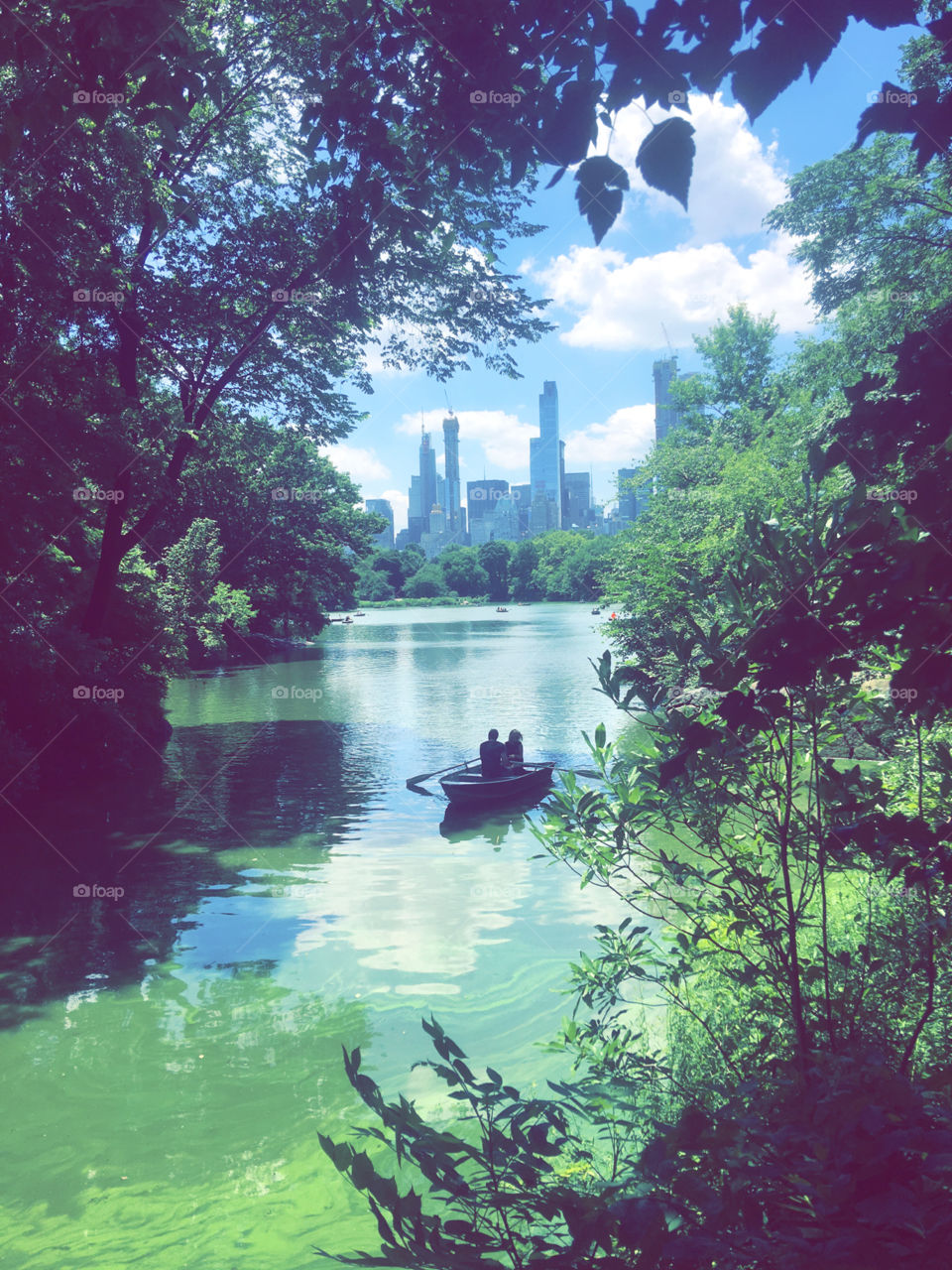 Two lovers in New York - a breathtaking photo of two lovers taking a boat ride in Central Park, surrounded by love and nature; overlooked by the busy city in the distance ❤️