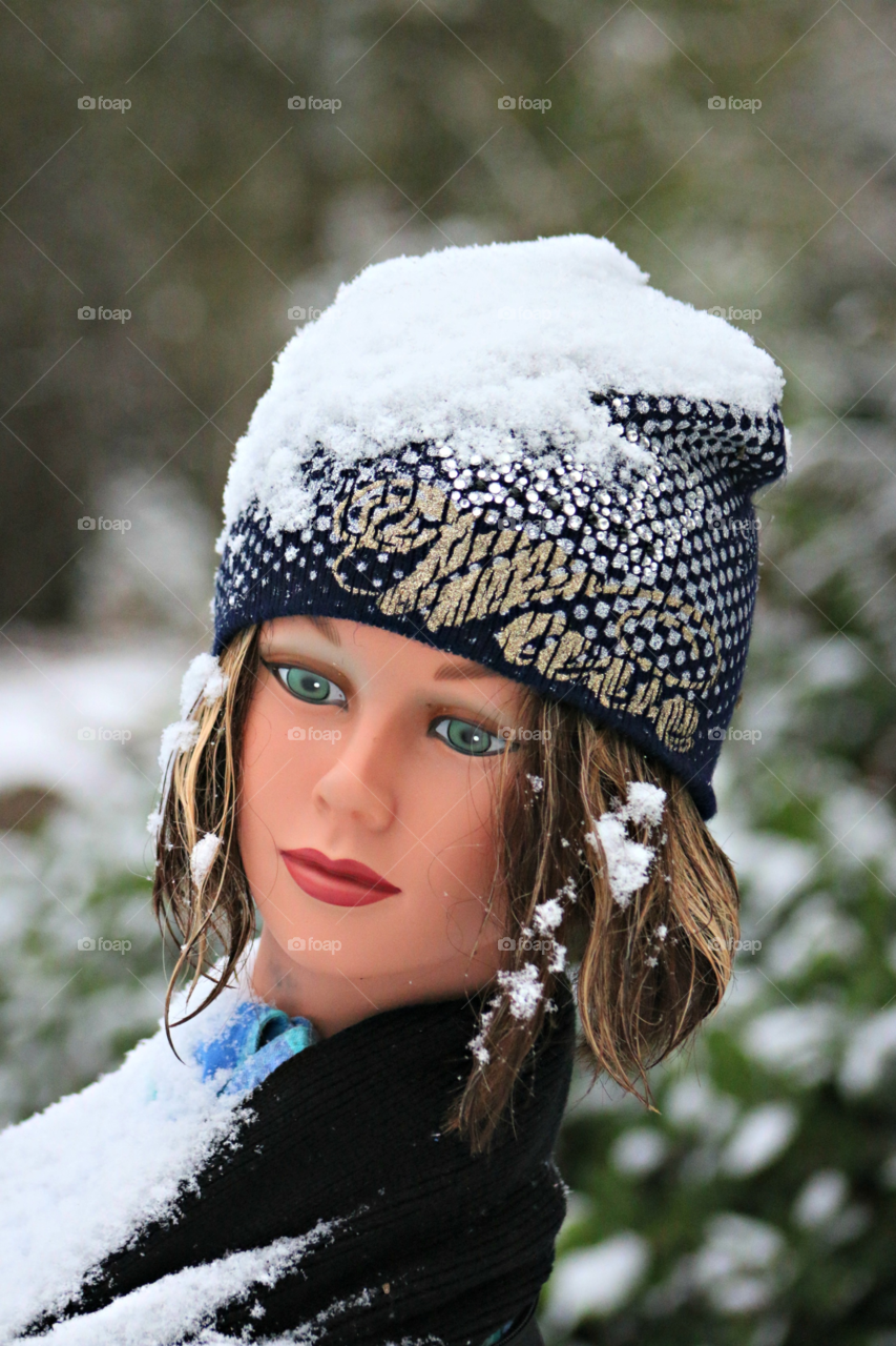 mannequin enjoys the snow