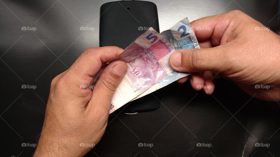 Mãos em ação... contando dinheiro! Finanças, pagamentos, compras...