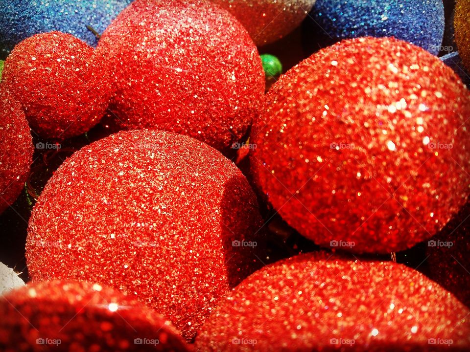 bolas artesanais de cor vermelha para efeites de Natal.