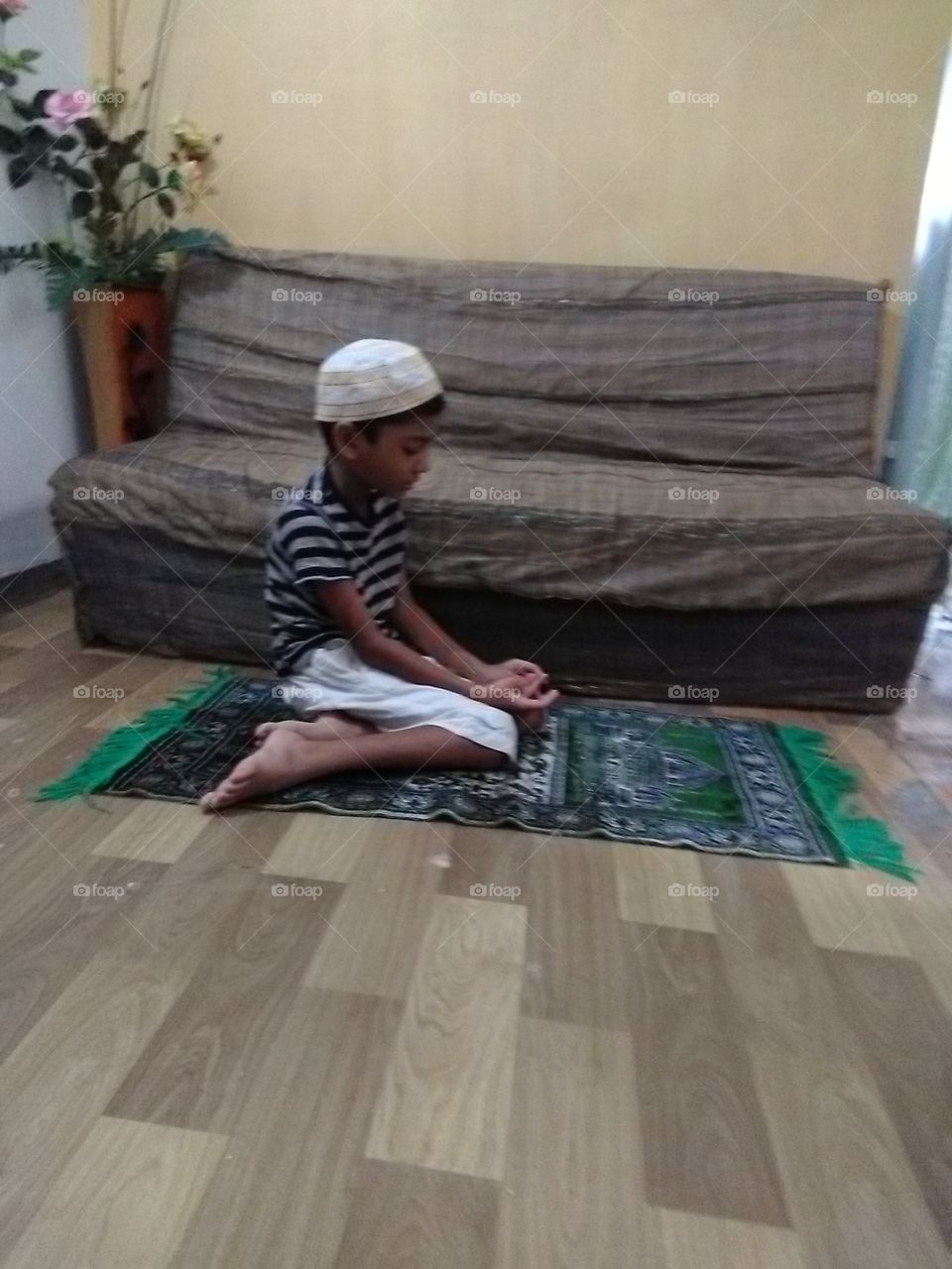 praying kid