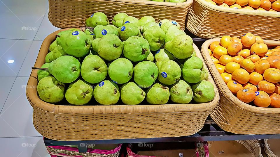 pear in basket, ready for sale, green fruit, pears contain vitamin and nutrients, vitamin C , Vitamin K, vitamin B complex, magnesium pear, fruit for health, benefits pears, pear vitamins, pear, pear pictur