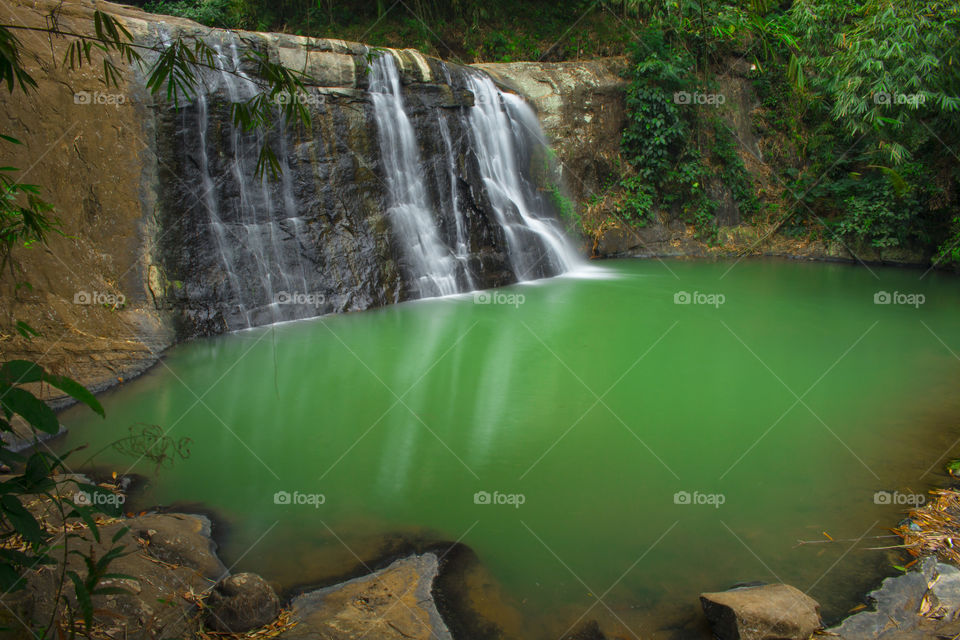 ini adalah salah satu air terjun yang ada di Indonesia. dalam bahasa inggris adalah water fall. airnya yang hijau dan suasana yang asri membuat sejuk untuk dipandang.