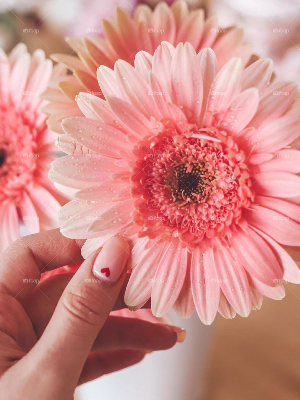 My flowers and my nails are pink, Barbi style..