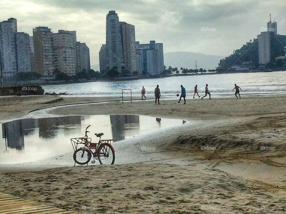 pause to play. Sao Vicente/Brazil